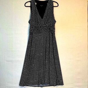 Jones Studio , small dots, midi, size 12, gathered waist, slimming, !